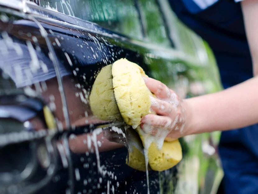 Come pulire l’auto: 5 consigli pratici per il fai da te