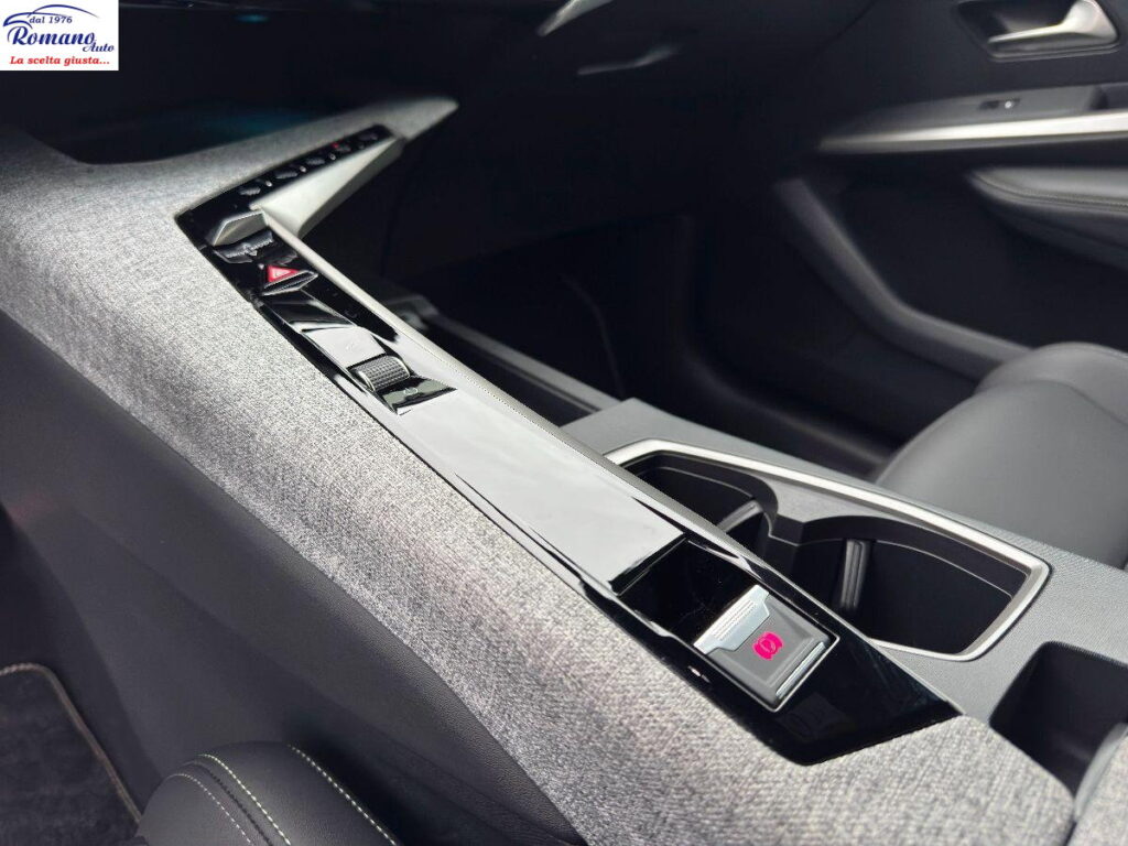 NEW PEUGEOT - 3008  1.2 hybrid GT 136cv e-dcs6