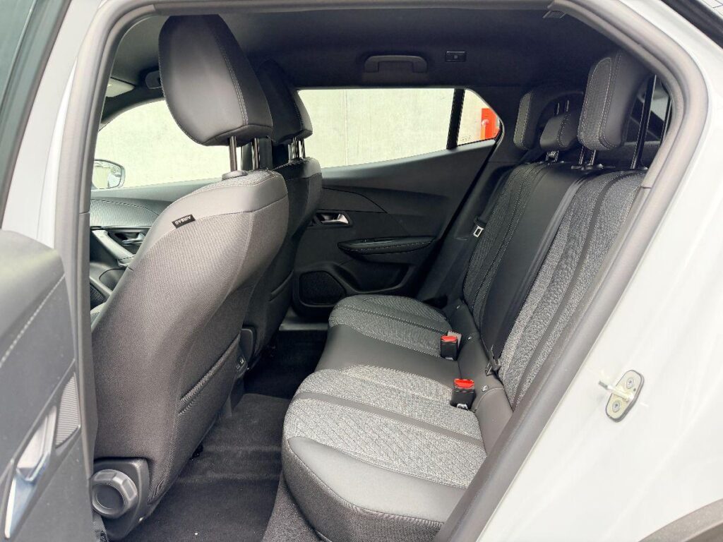 Peugeot 2008 Hybrid 136 e-DCS6 Allure#RETROCAMERA!