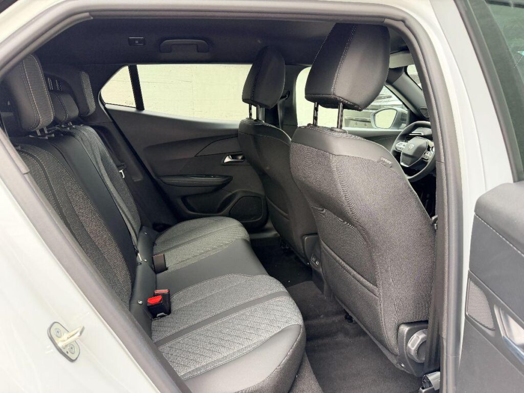 Peugeot 2008 Hybrid 136 e-DCS6 Allure#RETROCAMERA!