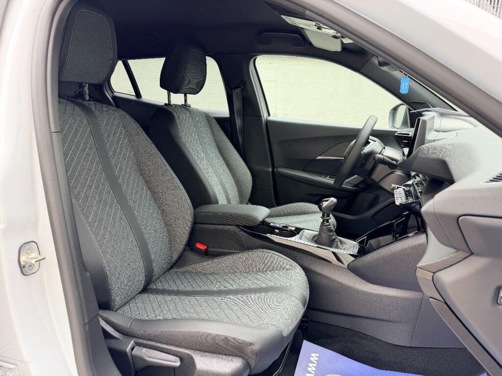 Peugeot 2008 Hybrid 136 e-DCS6 Allure#RETROCAMERA!