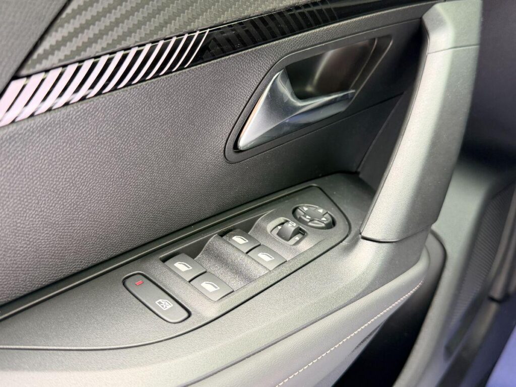 Peugeot 2008 Hybrid 136 e-DCS6 Allure#RETROCAMERA!