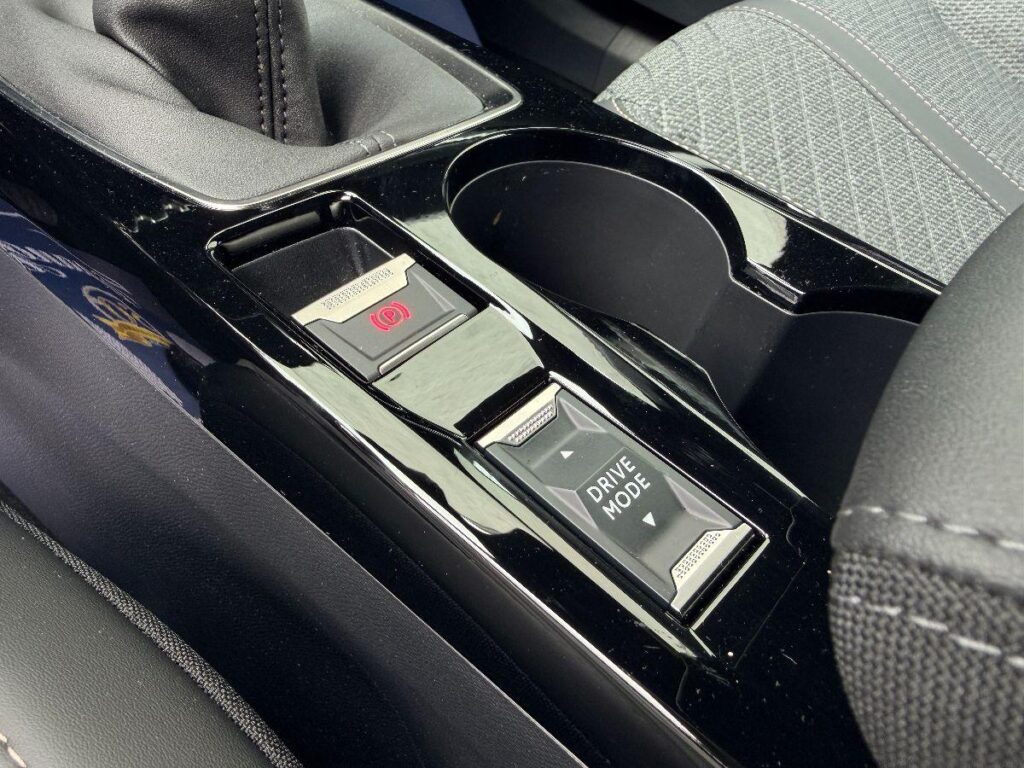 Peugeot 2008 Hybrid 136 e-DCS6 Allure#RETROCAMERA!