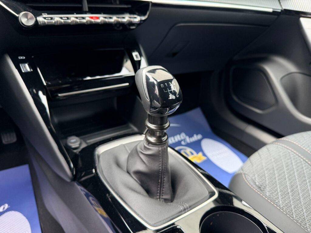 Peugeot 2008 Hybrid 136 e-DCS6 Allure#RETROCAMERA!