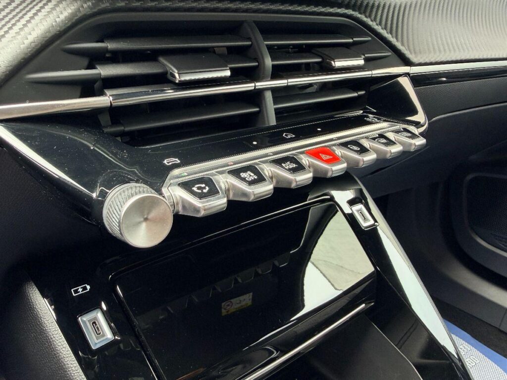 Peugeot 2008 Hybrid 136 e-DCS6 Allure#RETROCAMERA!
