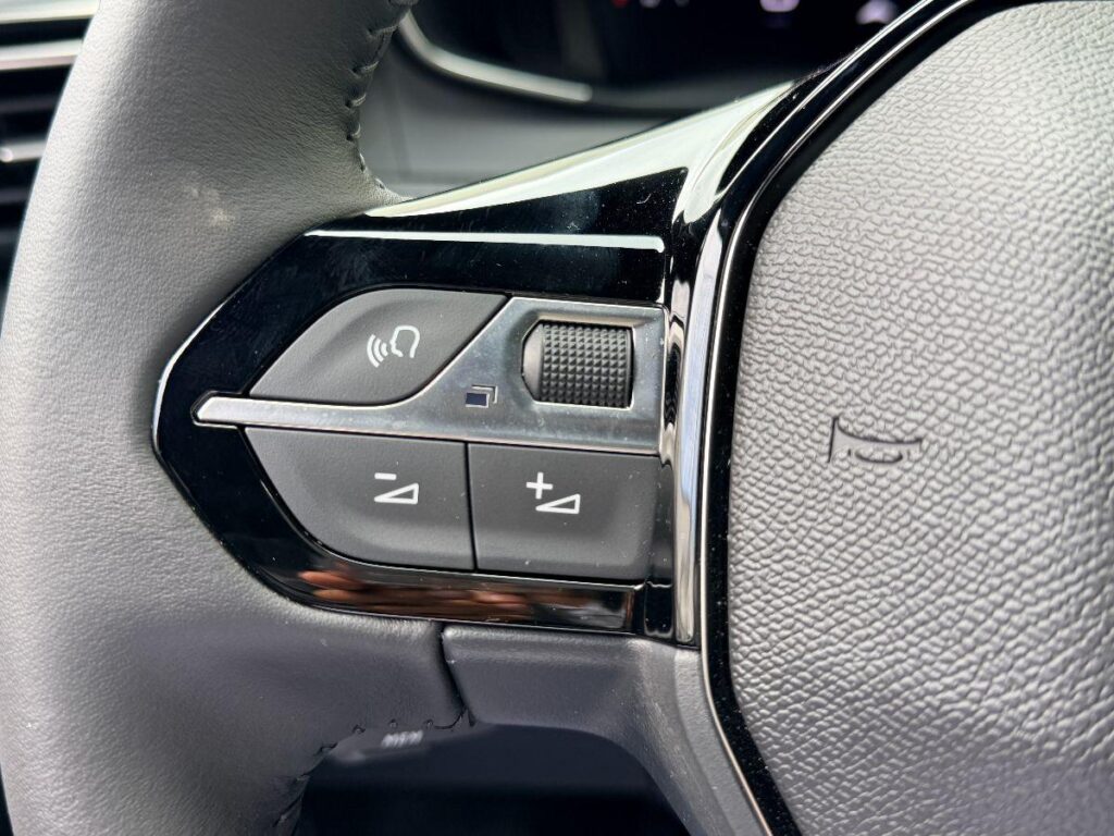Peugeot 2008 Hybrid 136 e-DCS6 Allure#RETROCAMERA!