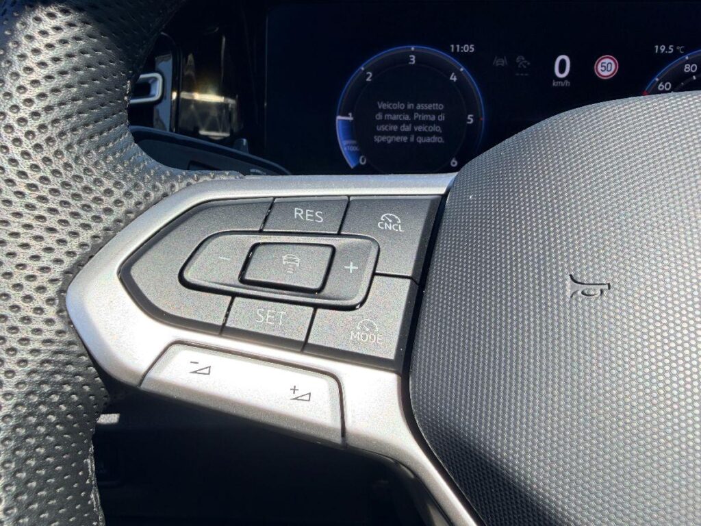 NEW VOLKSWAGEN - Tiguan  2.0 tdi R-Line 150cv dsg#FARI LED MATRIX!