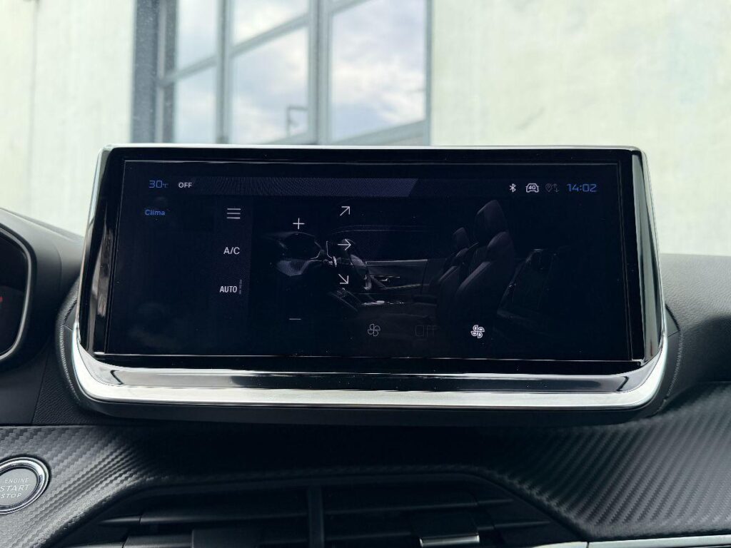 Peugeot 2008 Hybrid 136 e-DCS6 Allure#RETROCAMERA!