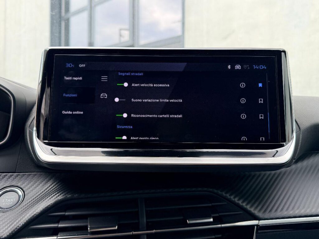 Peugeot 2008 Hybrid 136 e-DCS6 Allure#RETROCAMERA!