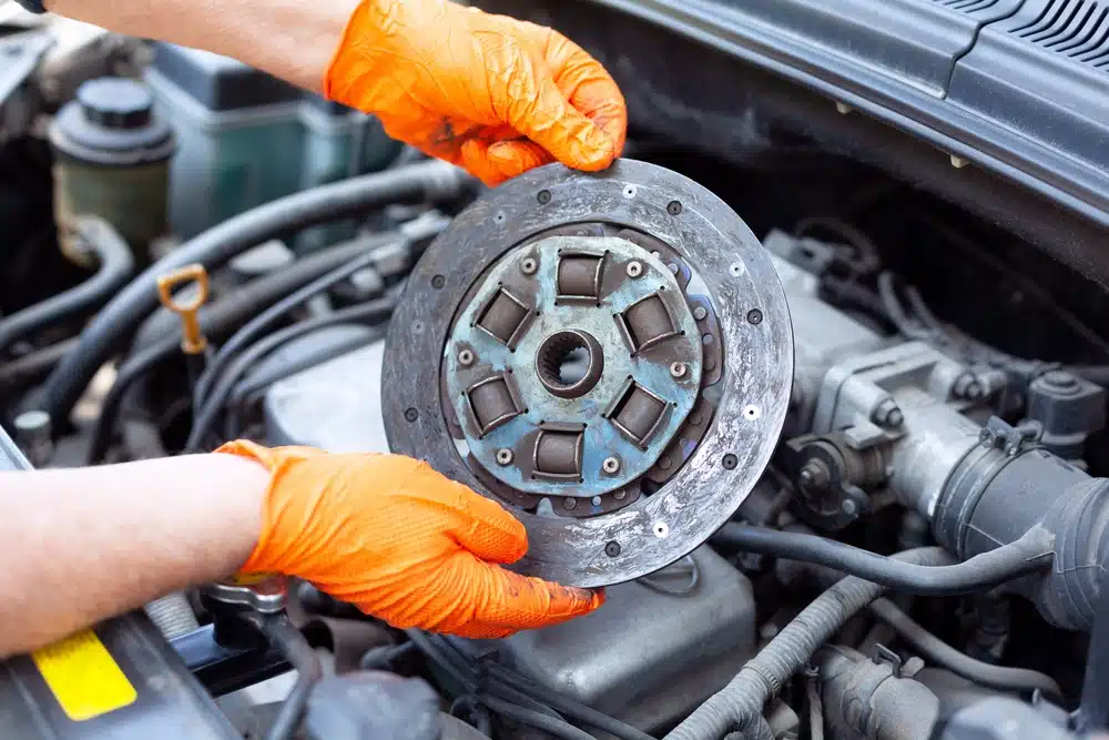 Frizione auto: come capire se è usurata, quali sono i sintomi e quando cambiarla